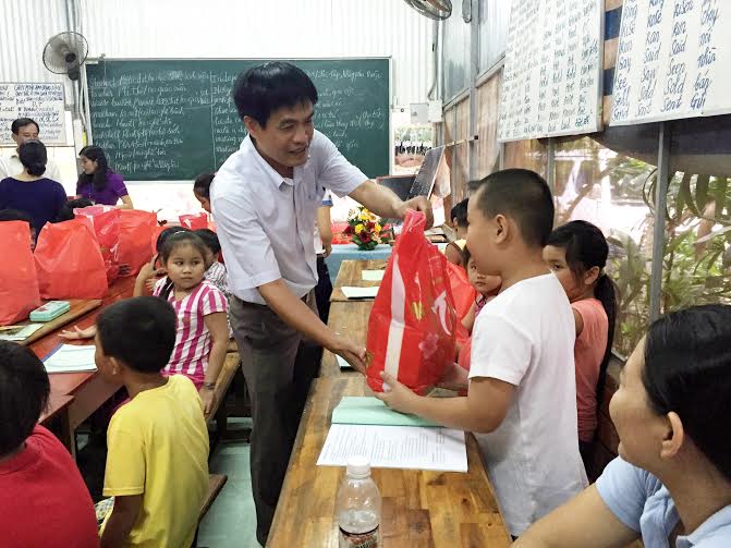 Lãnh đạo thành phố thăm, tặng quà thiếu nhi 